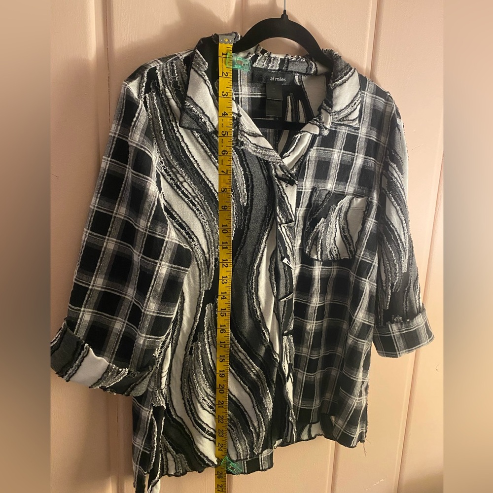 Ali Miles Monochrome Textured Button-Up Blouse - Picture 3 of 5